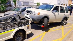 La grua enduent-se el vehicle que va protagonitzar la persecució per Blanes