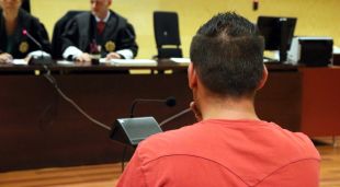 Pla mig de l'acusat d'esquenes aquest matí
