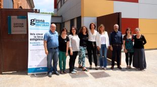L'alcaldessa de Girona, Marta Madrenas, amb la regidora Glòria Plana i treballadors del servei Girona Emprèn
