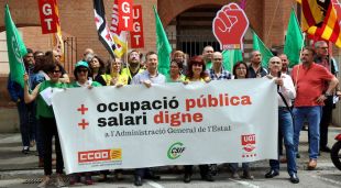 Els treballadors protestant avui davant de la Subdelegació del govern espanyol a Girona