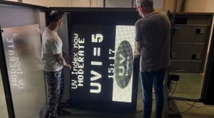 Un dels prototipus de pantalles led que informen de la radiació solar en temps real, a la seu de l'empresa palamosina