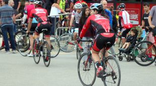 Una ciclista aquest matí al Pavelló de Fontajau de Girona