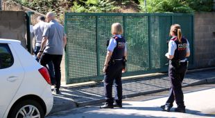 Exterior de la casa de Riudarenes amb agents de la policia científica recollint proves