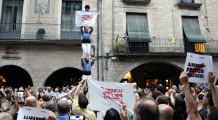Els Marrecs de Salt aixecant un pilar al final de la concentració