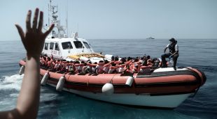 Trasllat des de l'Aquarius als vaixells de la guàrdia costanera i la Marina italiana el 12 de juny