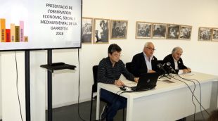 Les autoritats presentant l'informe de l'Observatori Econòmic de la Garrotxa a Olot
