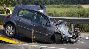 El cotxe accidentat a la N-II a Fornells de la Selva amb una víctima mortal