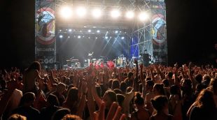 Pla general d'un moment de l'actuació de Macaco amb les prop de 3.000 persones de públic
