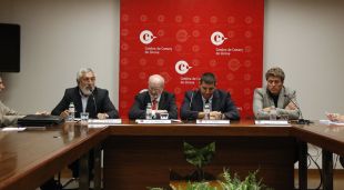 Les autoritats que avui han presentat a Girona els cursos per formar joves conductors professionals
