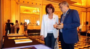 L'alcaldessa de Girona, Marta Madrenas, i el responsable de la Fundació Llibreria Les Voltes, Joan Matamala