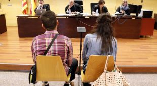 D'esquenes i al costat de la intèrpret, l'acusat de violar, maltractar i amenaçar la dona