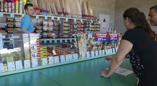 Uns clients comprant petards a una botiga de Riudellots de la Selva (Selva)