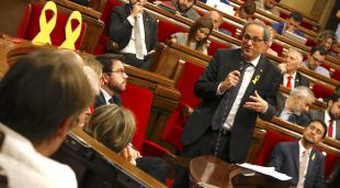 El president de la Generalitat, Quim Torra, dirigint-se al líder dels comuns, Xavier Domènech, aquest matí