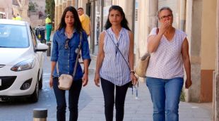 D'esquerra a dreta, la filla de la dona de Magentí, la dona de Magentí i l'advocada de la defensa