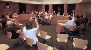 Els regidors de l'Ajuntament de Blanes durant la votació dels pressupostos