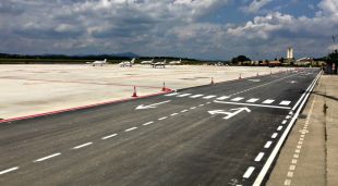 El vial de servei de l'aeroport de Girona que s'ha renovat