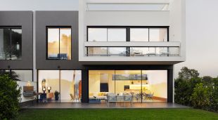 Imatge exterior d'un dels habitatges pilot del Terrace Villas, que s'està aixecant al PGA de Caldes
