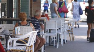 Turistes a la terrassa d'un establiment de Lloret de Mar (arxiu)