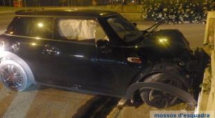 El vehicle d'un conductor que es va encastar contra una casa ahir