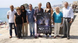 L'alcalde de Blanes, Mario Ros, la pregonera d'aquest any de la Festa Major, Alba Saskia, i la comissió tècnica del Concurs de Focs