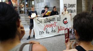 La concentració de suport a l'activista investigat per pintar la subdelegació del govern espanyol a Girona