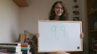 Rosa Milian, una de les millors notes de les PAU a Catalunya, a la seva habitació, ensenyant la nota que ha tret