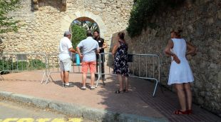 Uns turistes intentant accedir al nucli de Sant Martí d'Empúries tancat per la celebració de Musk