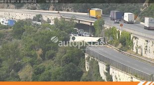El camió accidentat tallant l'autopista