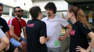 L'activista investigat per les pintades a la subdelegació del govern espanyol a la sortida dels jutjats de Figueres