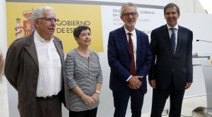 Foto de família de la delegada del govern espanyol, Teresa Cunillera, el nou subdelegat a Girona i els dos anteriors.