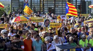 Un instant de la concentració davant del Puig de les Basses