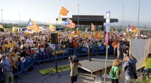 Pla general de la concentració davant la presó de Figueres