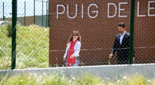 Els advocats de Carme Forcadell i Dolors Bassa, Mariano Bergés i Olga Arderiu, a la sortida de la visita al centre penitenciari del Puig de les Basses
