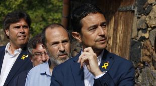 En primer pla, el conseller de Territori, Damià Calvet, aquest matí