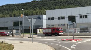 Els camions de Bombers de la Generalitat a l'exterior de l'empresa Hipra d'Amer, aquest matí