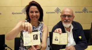 L'alcaldessa de Girona, Marta Madrenas, i Josep Huguet de la Fundació Josep Irla amb documentació de Pere Cerezo