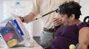 Un participant al taller creatiu liderat per persones amb paràlisi cerebral