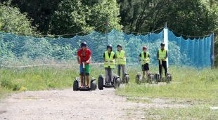 Un grup de persones fent una excursió amb 'segway' a les instal·lacions de l'estació de La Molina