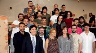 Fotografia de família de la presentació del Festival Acústica de Figueres a l'Antiga Fàbrica Estrella Damm de Barcelona