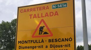 Cartell que avisa dels talls nocturns per les obres de la pilastra