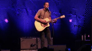 Jack Johnson durant l'actuació a Porta Ferrada (arxiu)
