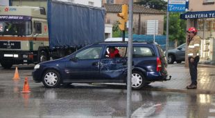 El vehicle on viatjava la conductora que ha resultat ferida en el xoc contra els Bombers