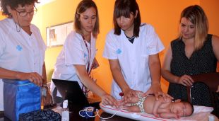 El personal del Trueta i del CAP atenent una de les dues bessones de Llagostera que han seguit el programa d'hospitalització domiciliària
