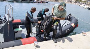 Submarinistes del GEA de la Guàrdia Civil arribant al port de Llafranc (Baix Empordà)