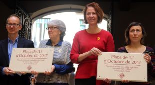Presentació de la placa de la plaça U d'Octubre de 2017