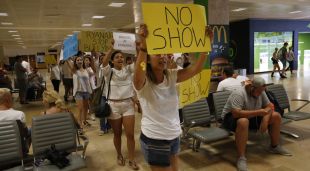 Alguns dels treballadors de la tripulació de Ryanair manifestant-se avui