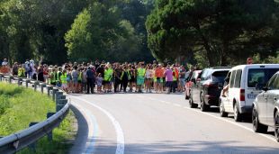 Els veïns manifestant-se de fons i la cua de vehicles