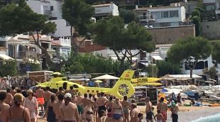 L'helicòpter del SEM a la platja del Portbò de Calella de Palafrugell després de l'explosió d'una llanxa Zodiac