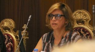 L'alcaldessa de Figueres, Marta Felip, observant la protesta que s'ha produït a l'inici del ple