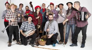 Foto de grup de l'acordionista Kepa Junkera i la Cobla Sant Jordi - Ciutat de Barcelona